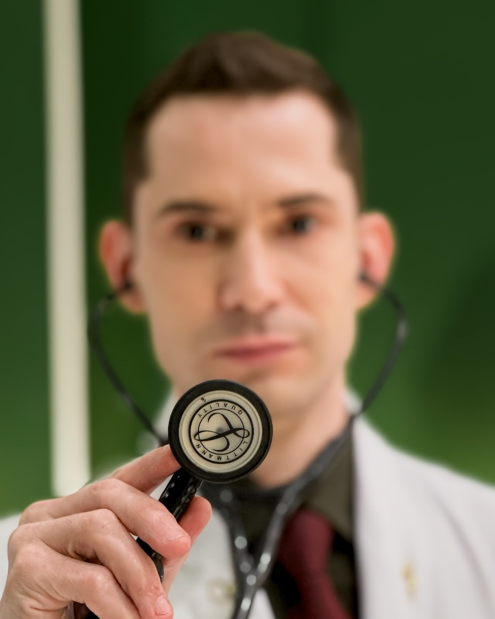 Dr. Guilherme Packer em seu consultório em Jaraguá do Sul